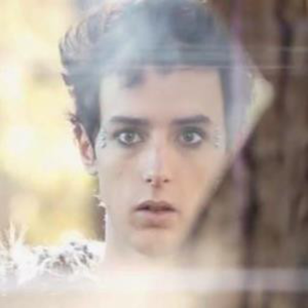 (+ Video) El hijo de Gustavo Cerati estrenó su primer videoclip E! Online Latino MX (+ Video) El hijo de Gustavo Cerati estrenó su primer videoclip E! Online Latino MX
